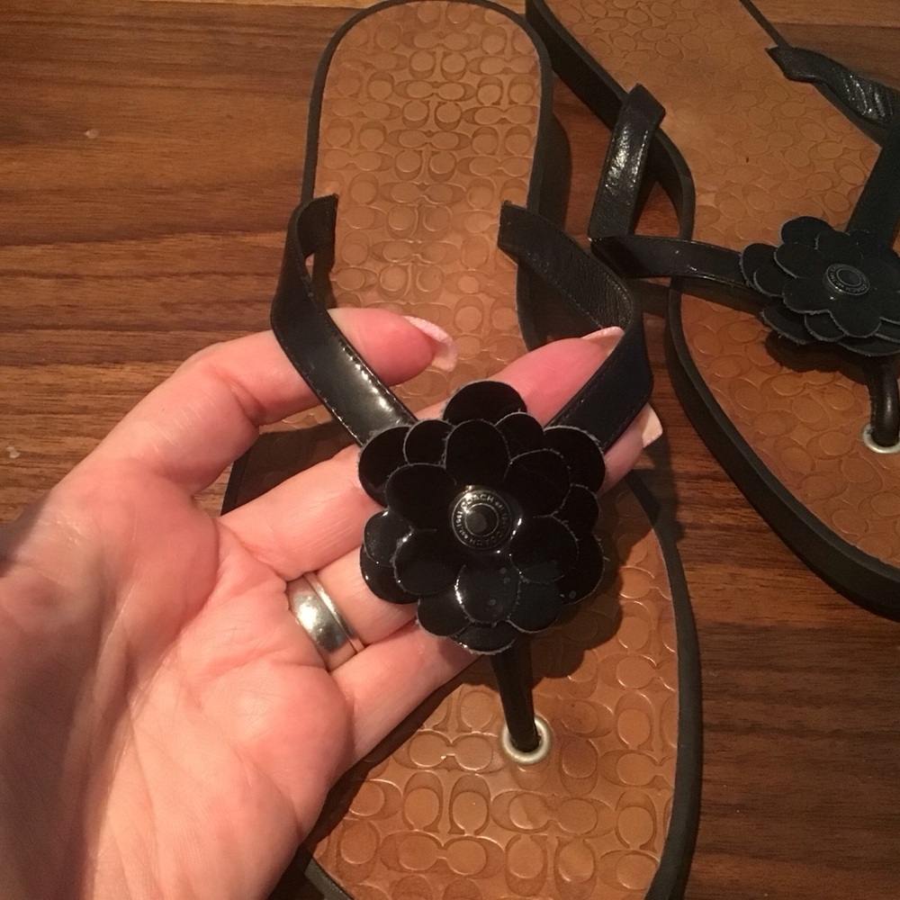 Coach‎ Lindy Black Patent Leather Floral Signature Thongs Flip Flops Sandals 8 - Picture 2 of 4